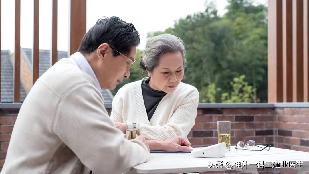 解决老年人视力下降的最好方法,老年视力下降应该补充什么维生素