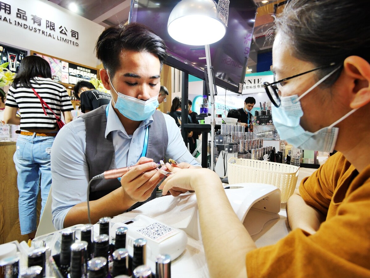 做美甲师的一个月工资多少,美甲师日常收入状况