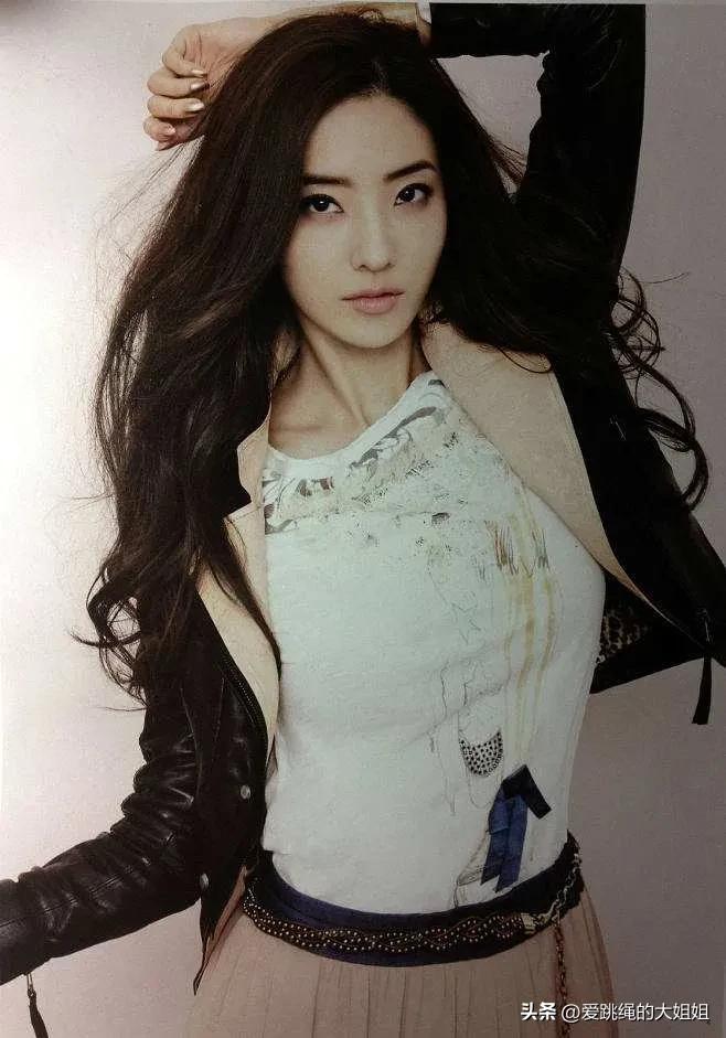 lisa和韩彩英谁是真人芭比 (韩彩英吊带)