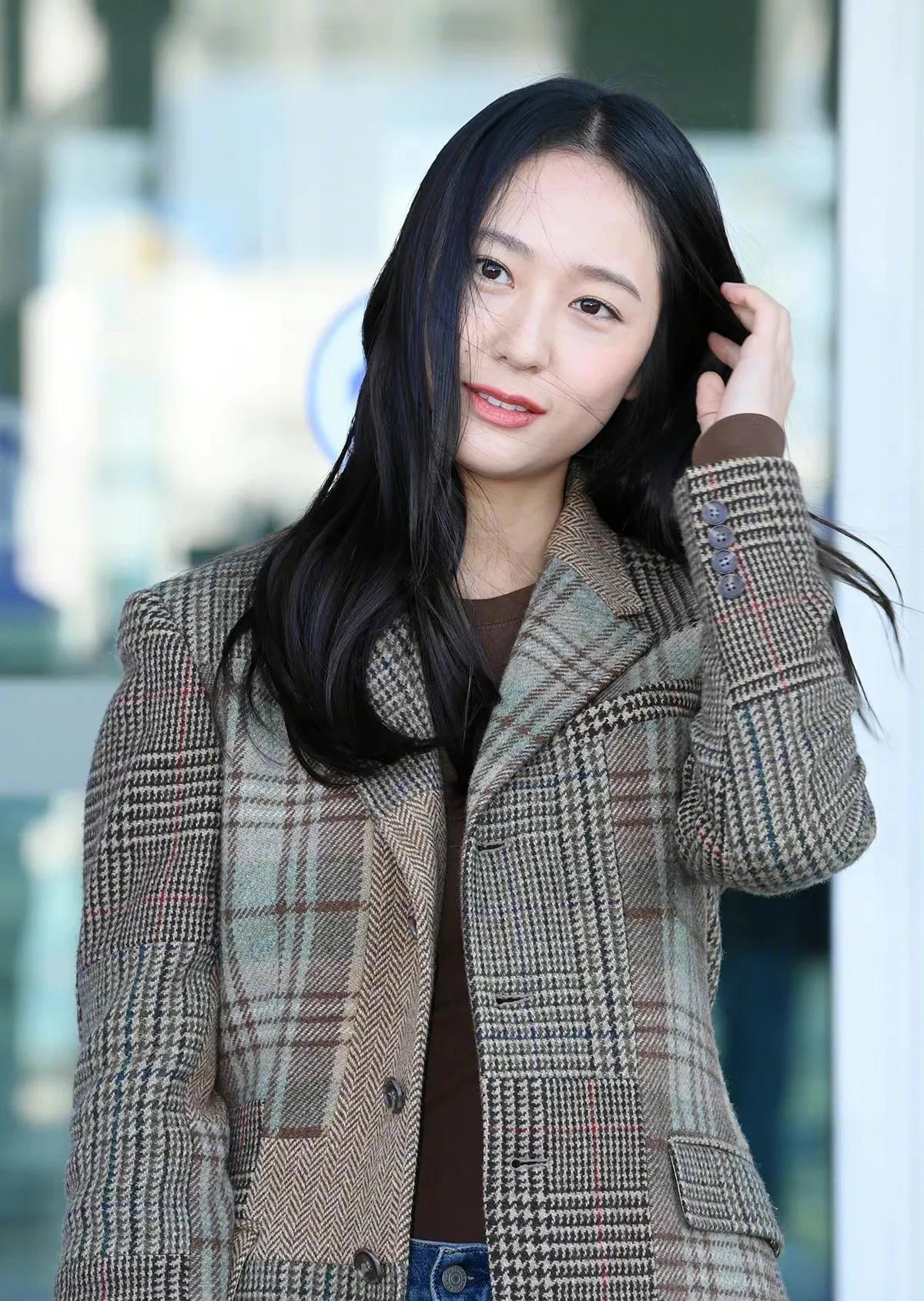 郑秀晶衬衫牛仔裤搭配,郑秀晶穿搭小白鞋条纹t恤