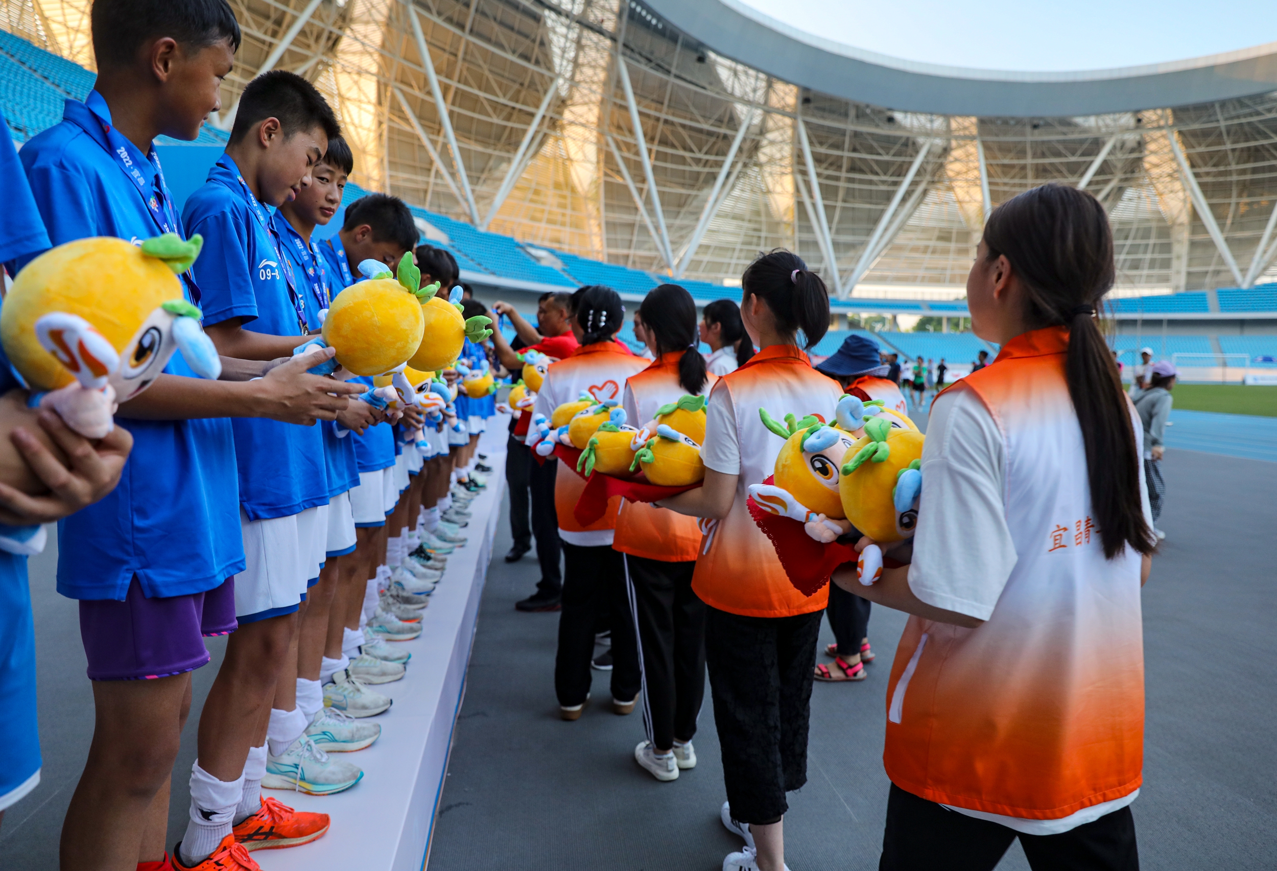 湖北宜昌：大学生罗清芸暑假回乡带领志愿者为省运会赛事服务