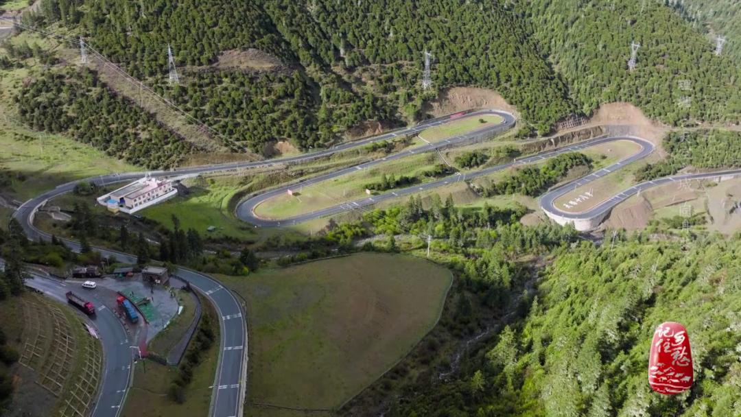 理塘山上的天空之城字样,川西天空之城理塘