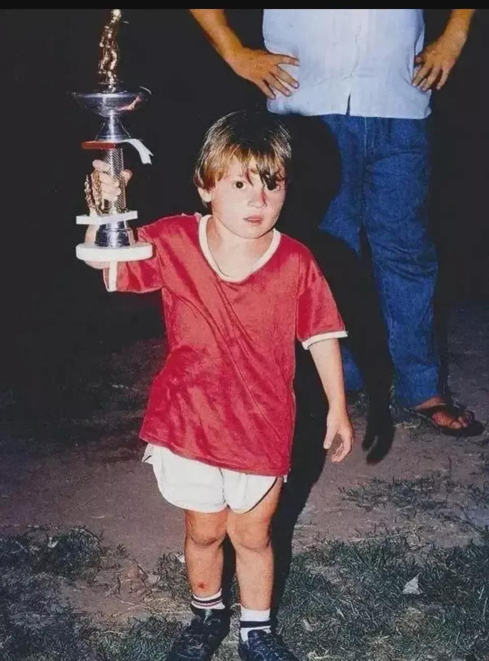 梅西侏儒症的时候踢球是什么样子,梅西成长全记录