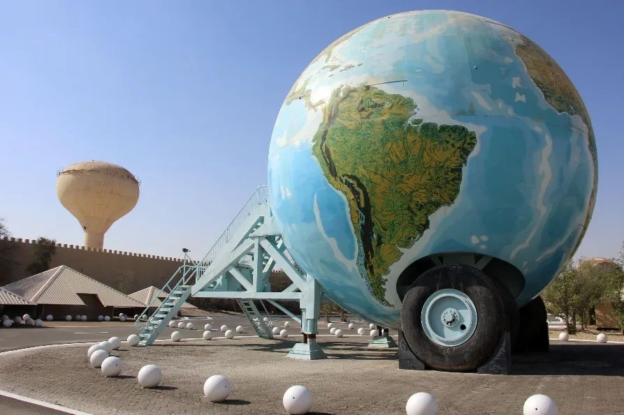 这个专开大车的中东浪子，最近搞了台两层楼高的悍马