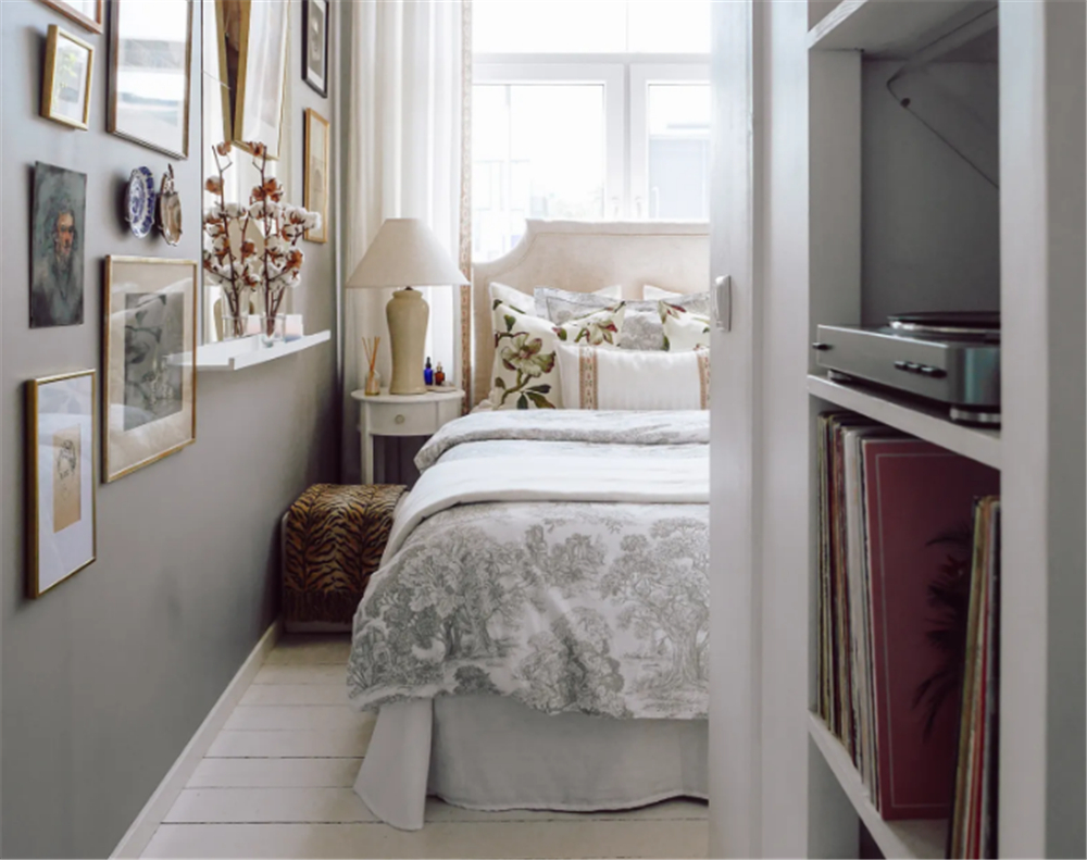 31岁“大姑娘”买下23㎡蜗居，小家切两半做客厅卧室：也太舒服了