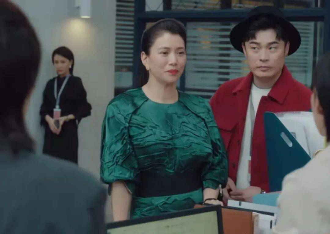 没了美颜滤镜，谁在装嫩一目了然，麒麟臂、水桶腰、满脸皱纹沟壑