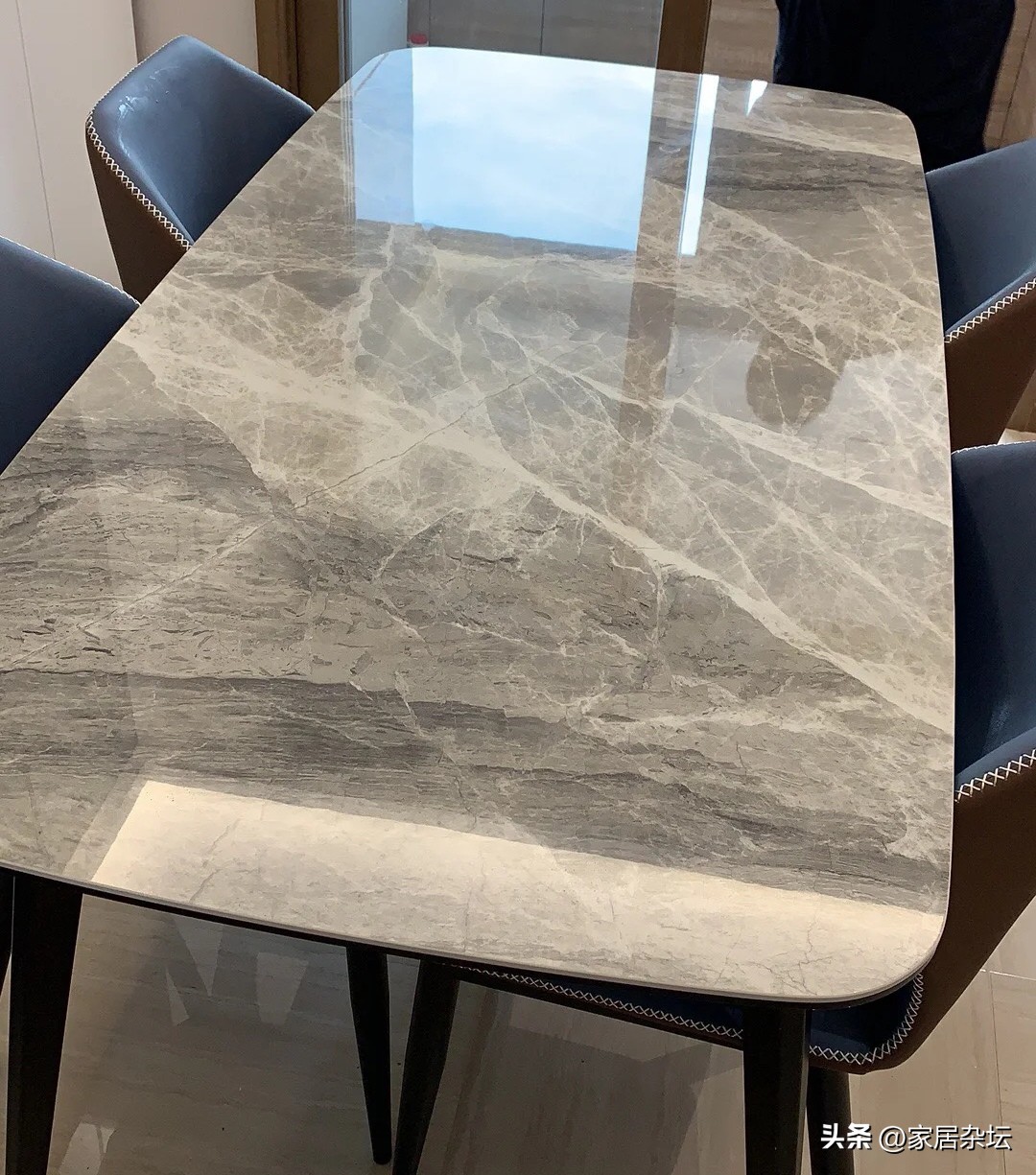 你知道怎么区分岩板餐桌的好坏吗,岩板餐桌会看起来很廉价吗