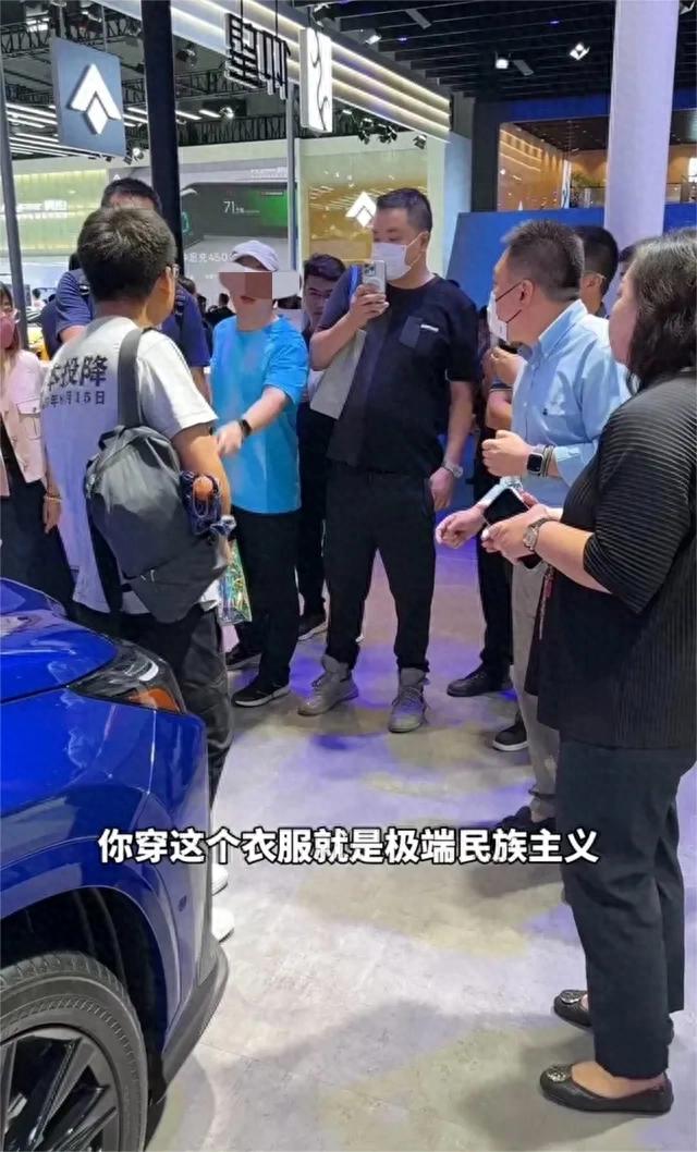 越闹越大！“蓝衣大佐”身份被曝，“*裤底**”被网友扒光，不是王某