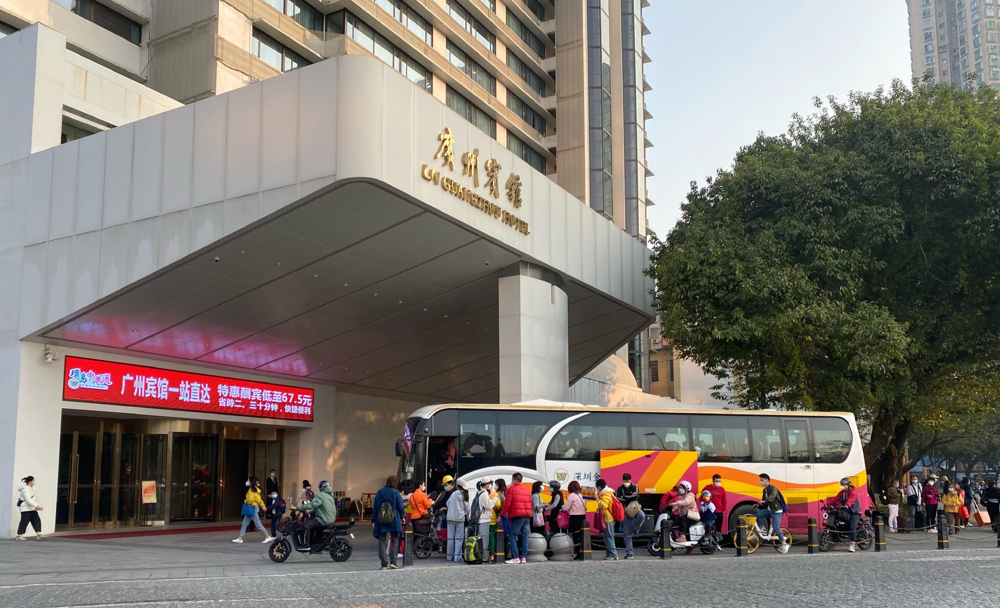 百亿代购产业不火了？香港百货营收下降52%，内地游客不买单了？