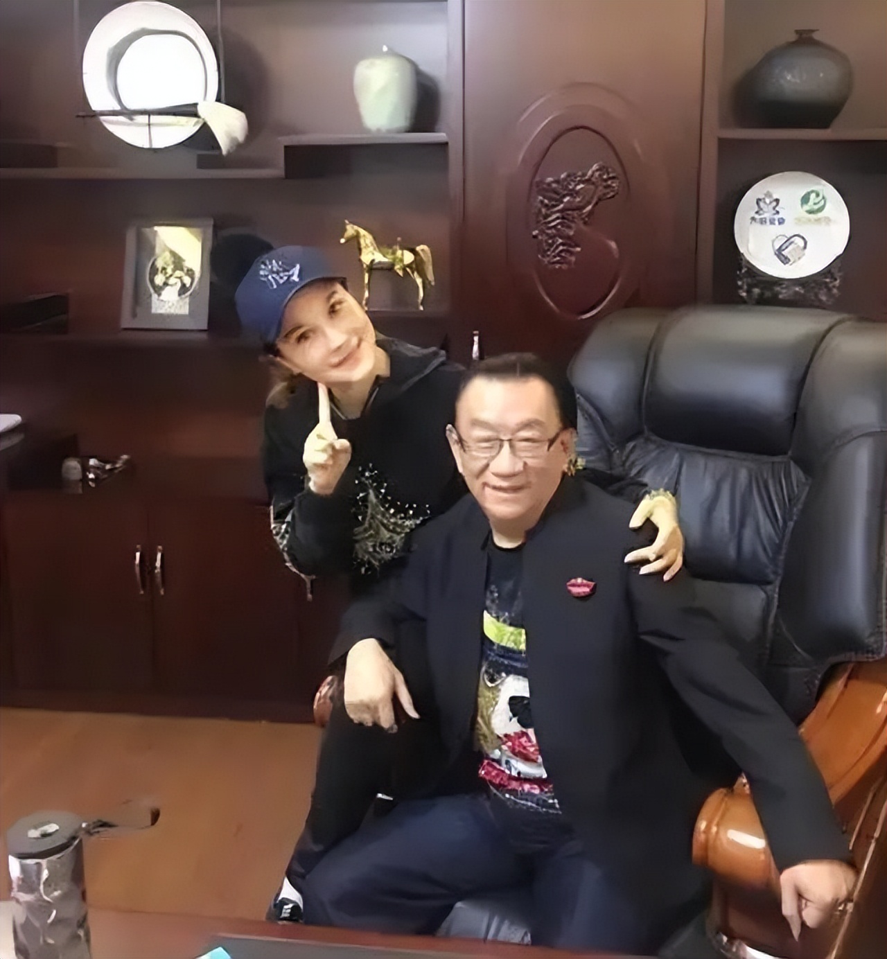 侯耀华和女粉丝握手,侯耀华师徒事件