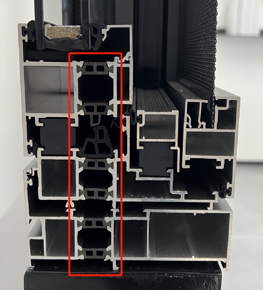 实拍断桥铝加工厂,断桥铝工厂现场实拍