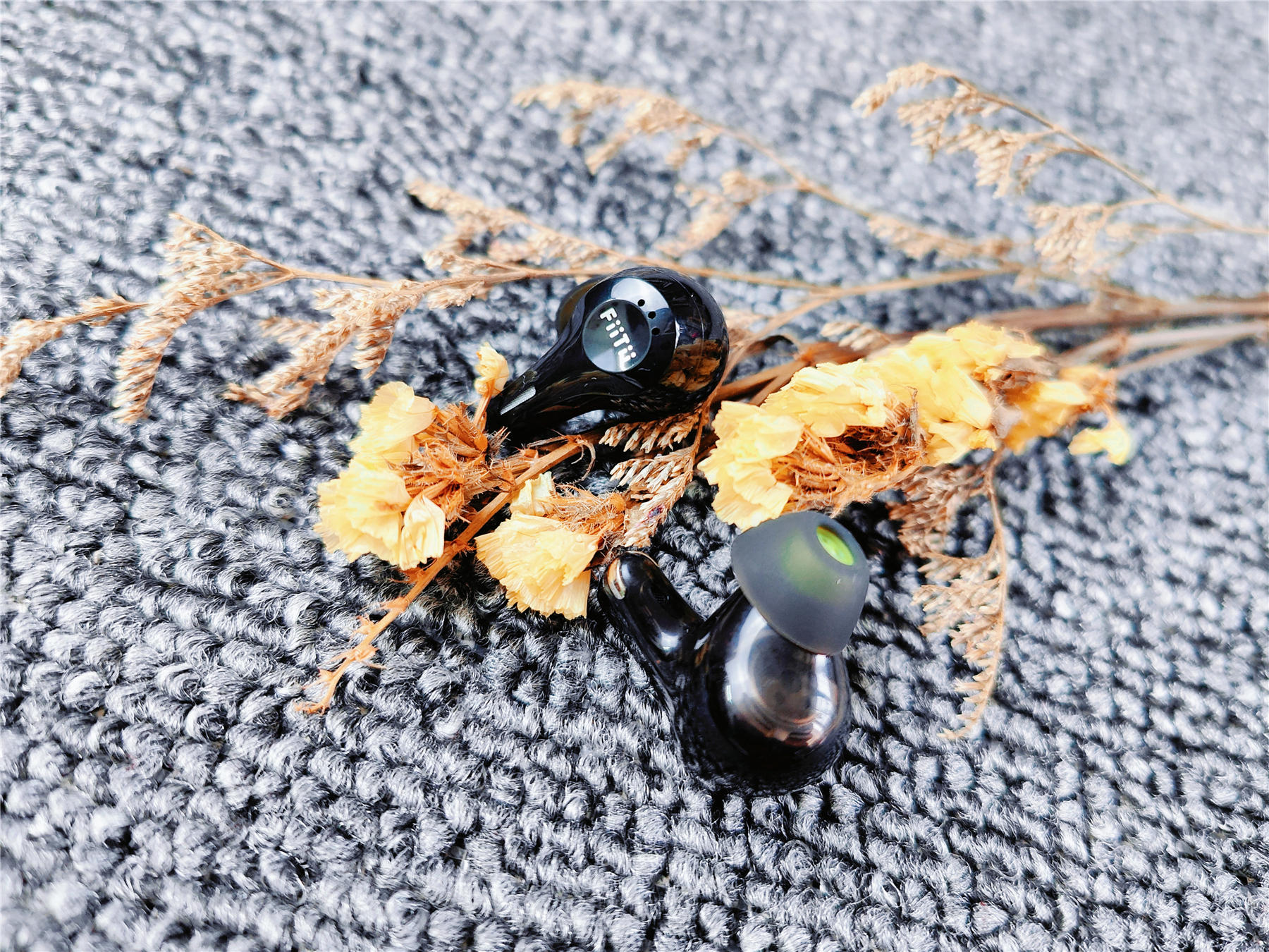 圈铁耳机音效好吗,入耳蓝牙跑步耳机推荐魔浪