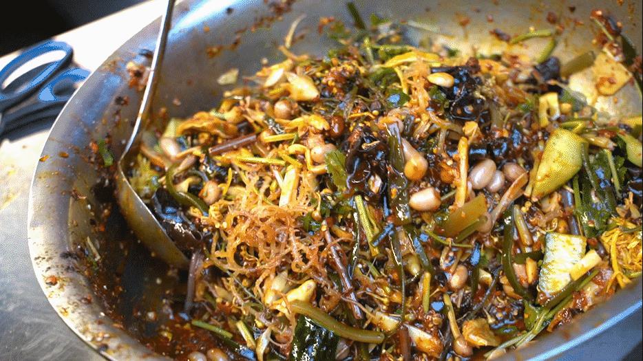 红河州有个“凉菜西施”，4㎡的小摊火了15年，一个月能卖10吨菜