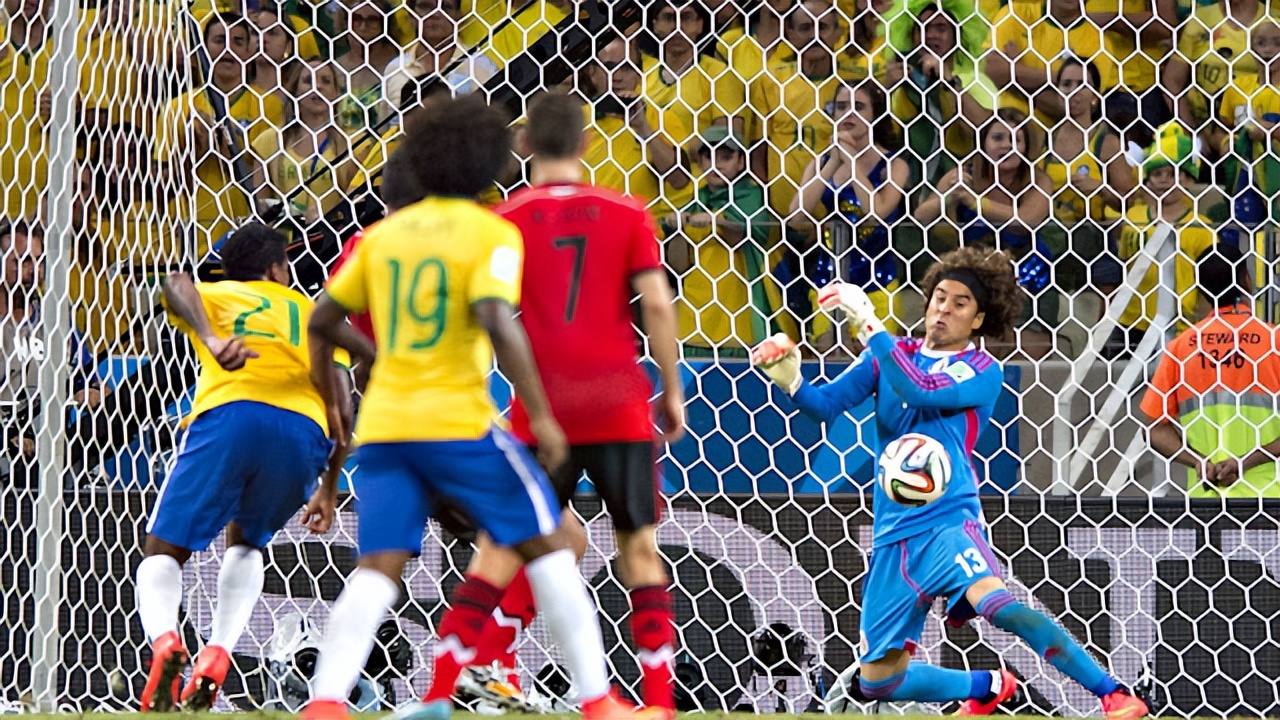 世界杯英雄志：力扑莱万点球再度超神的奥乔亚，曾与球迷感动世界