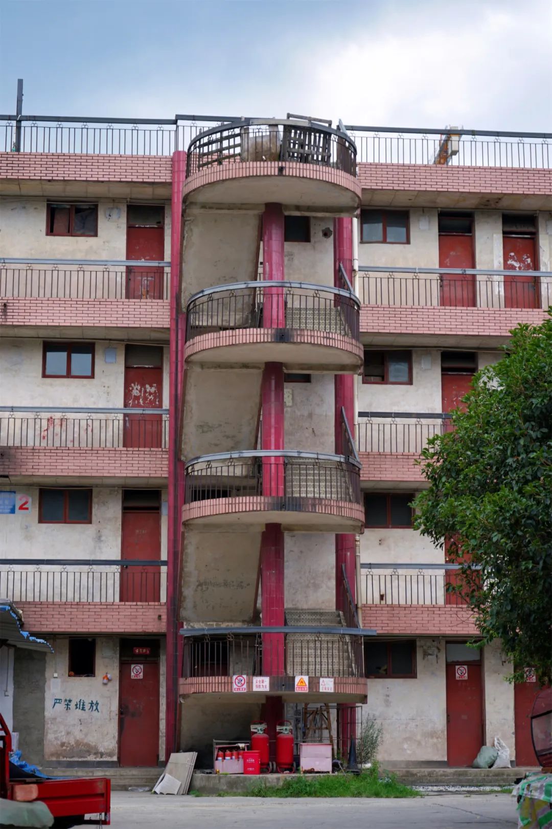 穿越五块石的百米窄巷，打开铁半城的光