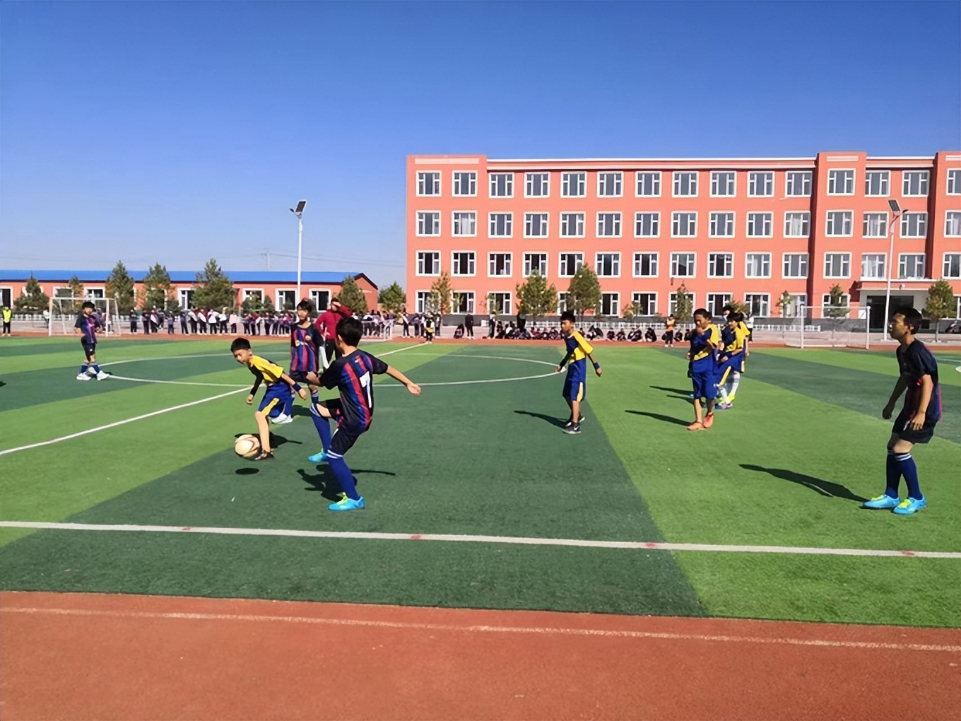 喜迎二十大共筑足球梦图片,喜迎二十大逐梦绿茵场