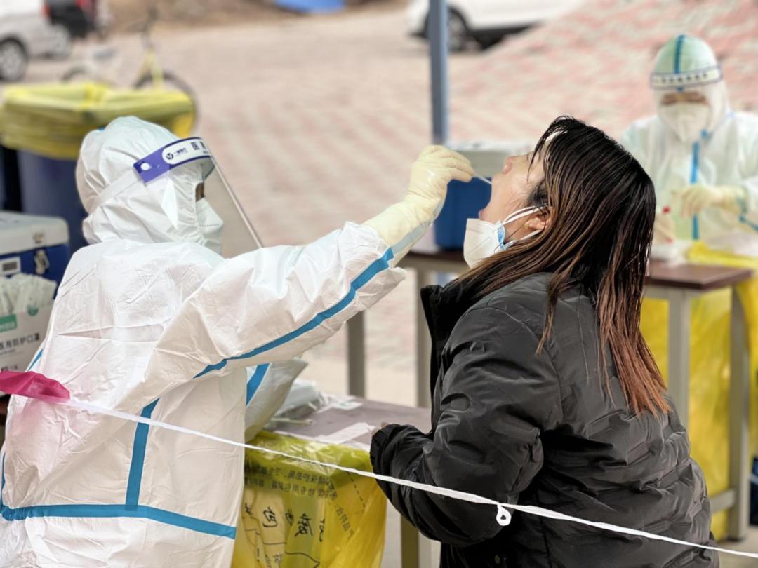 高效有序街道开展全员核酸检测,井然有序的核酸检测现场