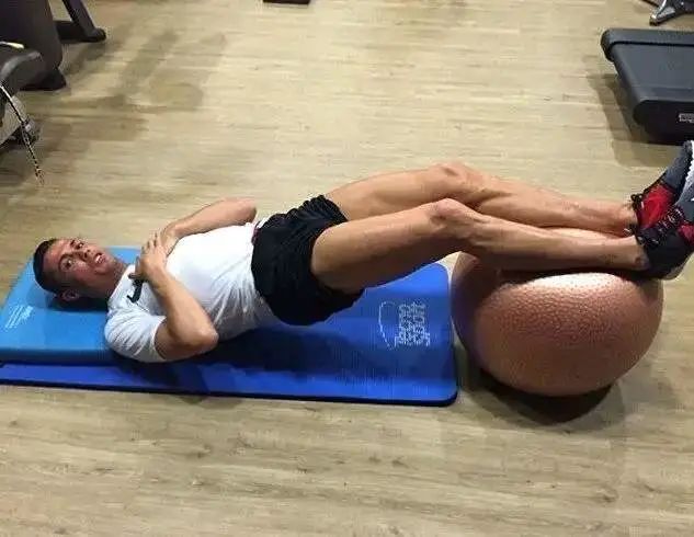 足球巨星c罗身高多少,足球巨星c罗健身视频