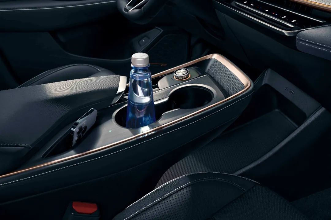 颜值和配置真的能打，别克E4纯电轿跑SUV上市