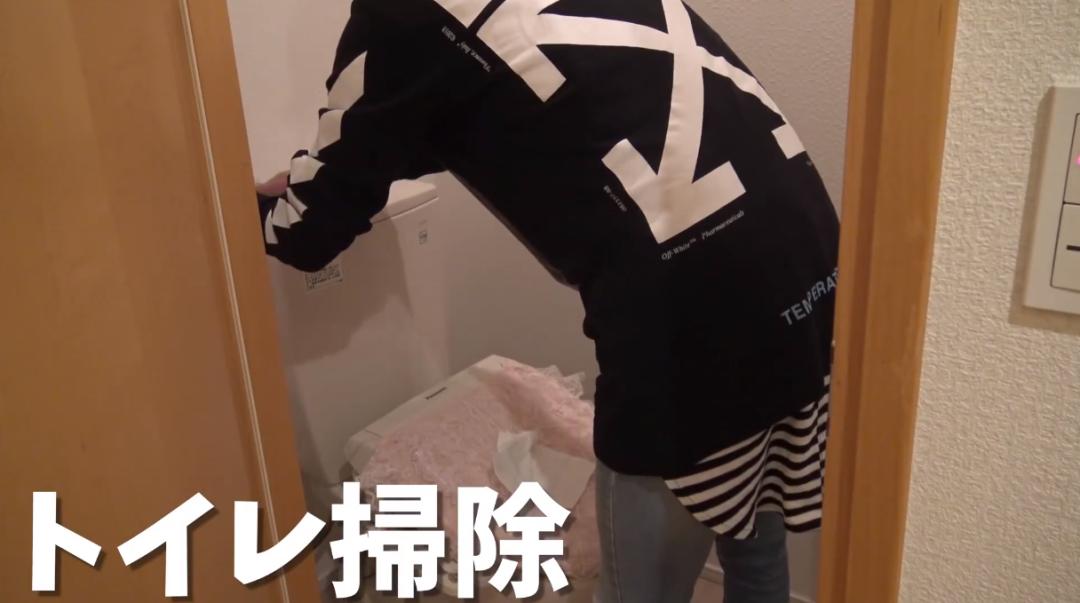 日本小哥同时被15个富婆*养包**，在镜头前唉声叹气：月入百万，很累