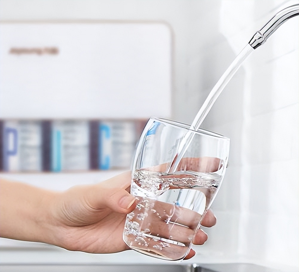 饮水多尿液无色透明正常吗,水喝多了尿像白开水一样正常吗