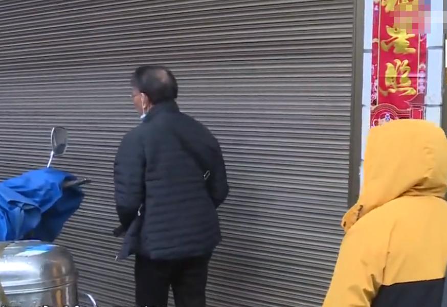 78岁老汉爱上年轻女子,一开心赏女友42万,发现女友联合丈夫骗他