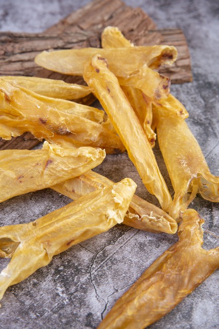 宁海渔民在象山捕到野生大黄鱼,台州渔民捕获近5斤重野生大黄鱼