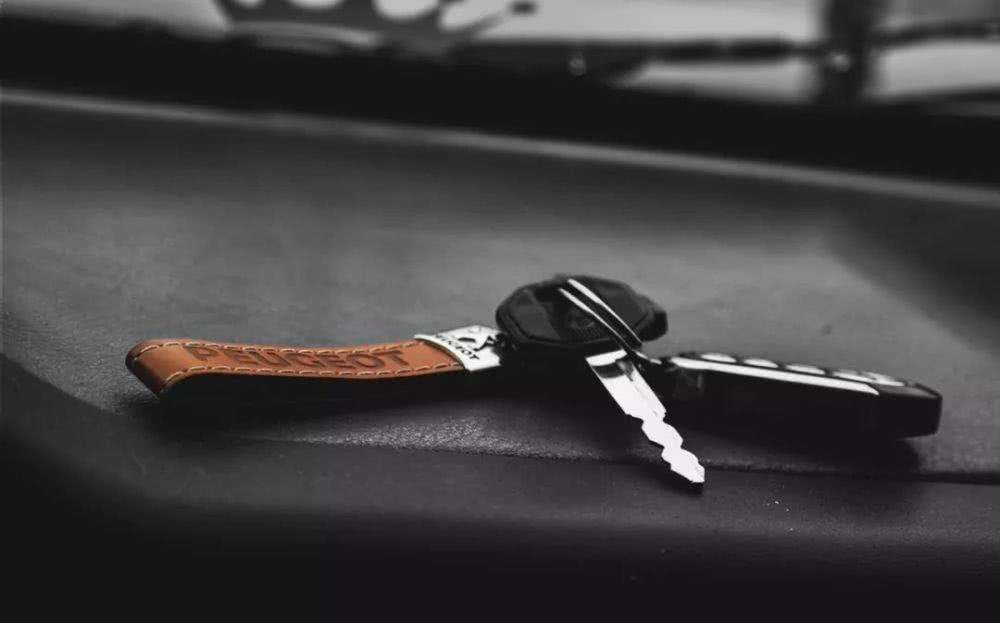 车钥匙忘车里了一招教你打开,车钥匙忘车里了怎么办终极技巧