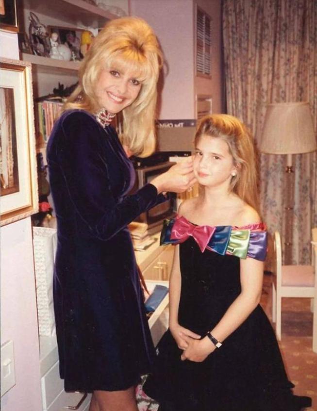 特朗普全家出席前妻的葬礼，梅拉尼娅戴着墨镜，伊万卡表情伤感