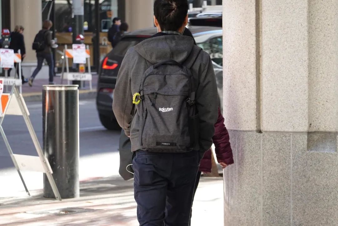 库克穿杰尼亚逛北京三里屯,库克穿杰尼亚鞋