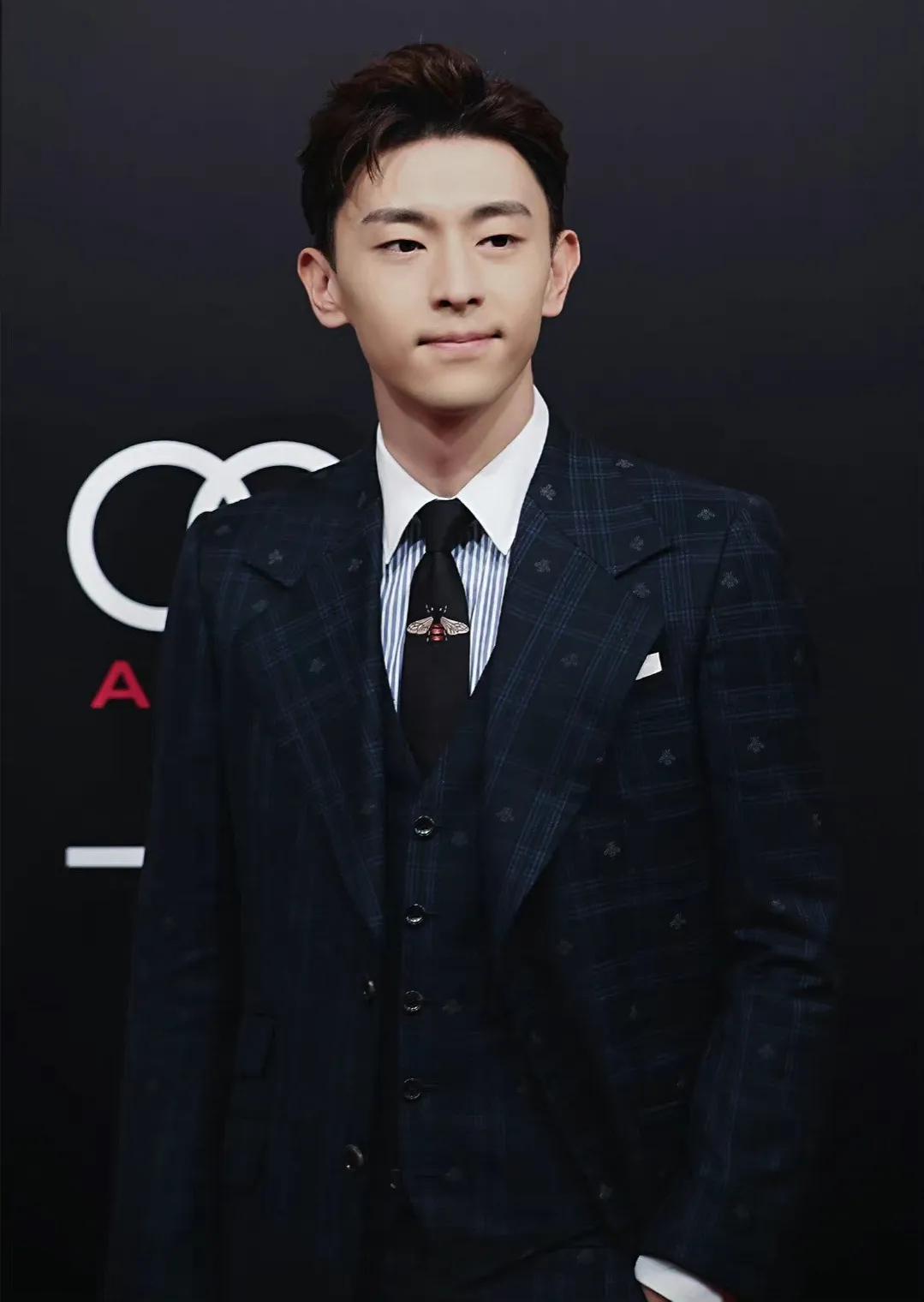 邓伦现状罕见曝光！留起胡子略显沧桑，粉丝围观人气高