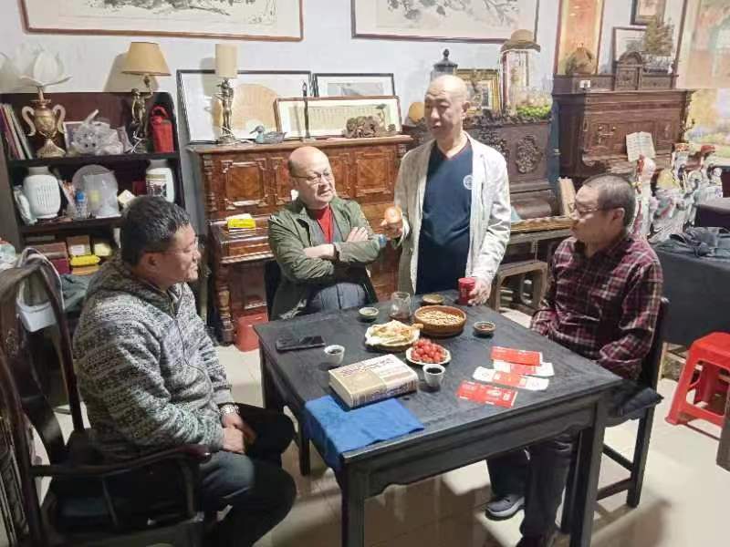 大连瓦房店：六旬艺师单江波收藏老烟盒万余件