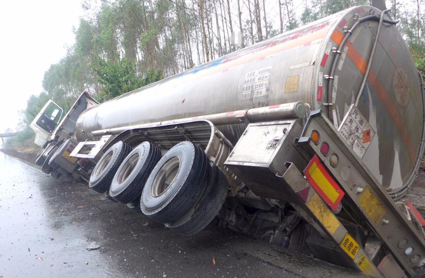 车祸司机被烧死事件,烧死人的交通事故新闻