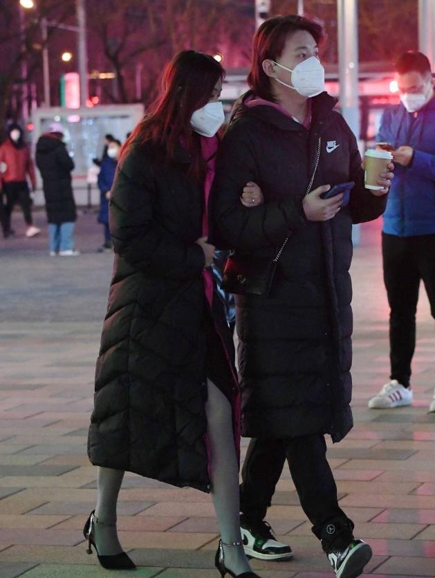 黑色短袜靴高跟怎么搭配衣服,女生穿黑色丝绒袜和黑色高跟鞋