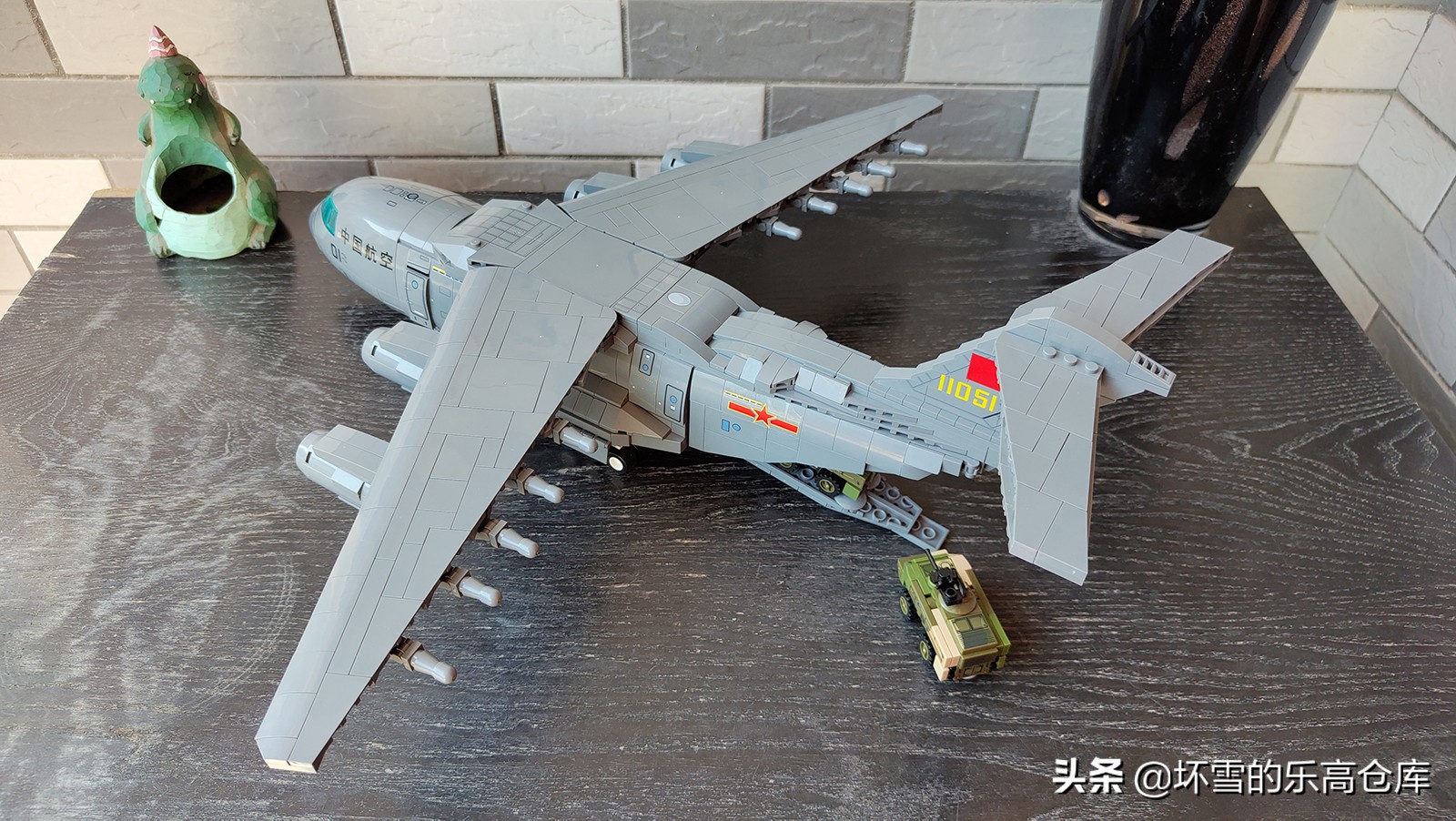 森宝积木6800a拼装视频,胖妞100个积木拼一个超大的机器人