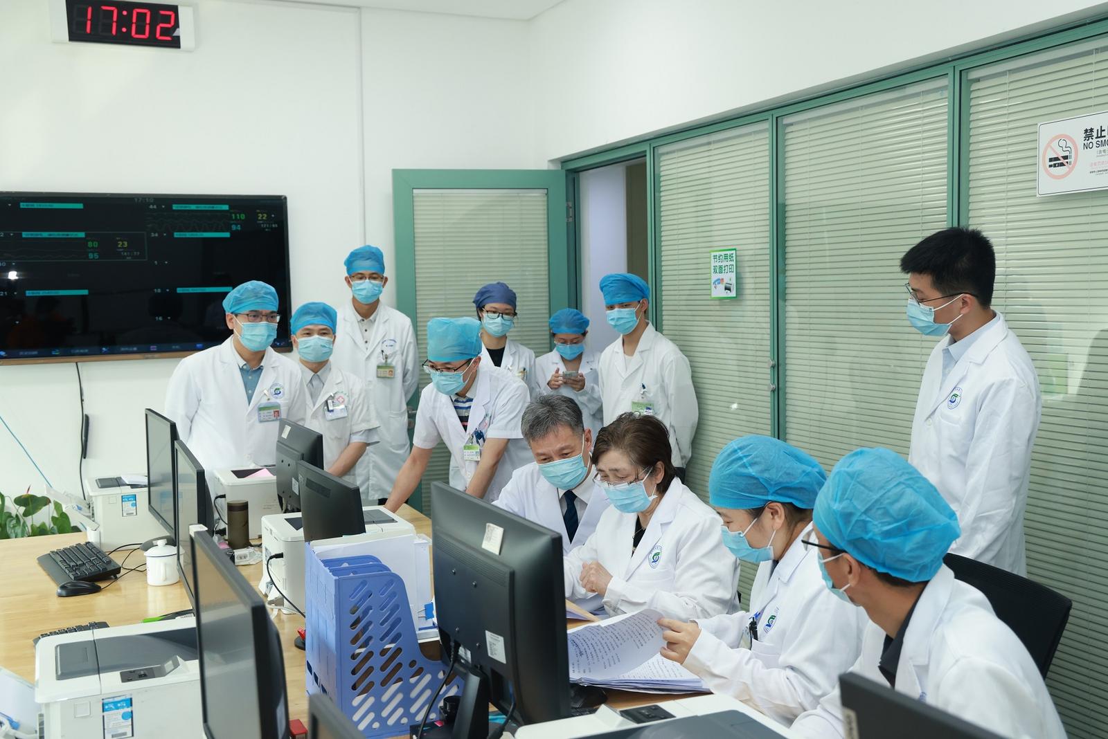 李兰娟医生坐诊,李兰娟院士进icu问诊新冠肺炎患者