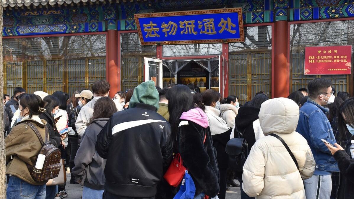 大量年轻人涌入寺庙：烧香拜佛成新型解压*法大**，一串手链卖890元