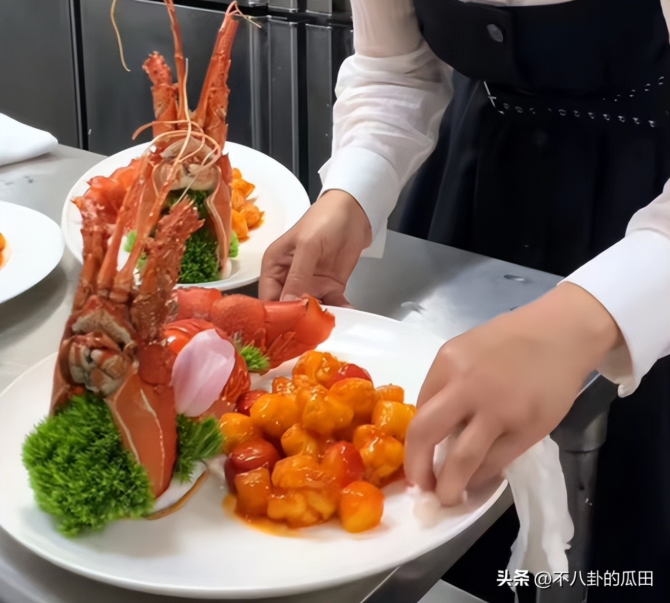 夹菜、擦嘴、当小弟，网红用钱让明星“折腰”的样子，真大开眼界