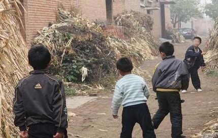 05年广东警察遭枪杀，为何群众放鞭炮庆祝，更有万人替凶手求情？