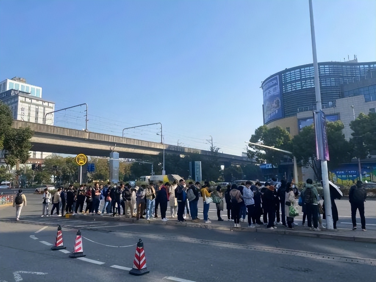 上海租客砍死女房东,上海女房东被租客砍死出殡