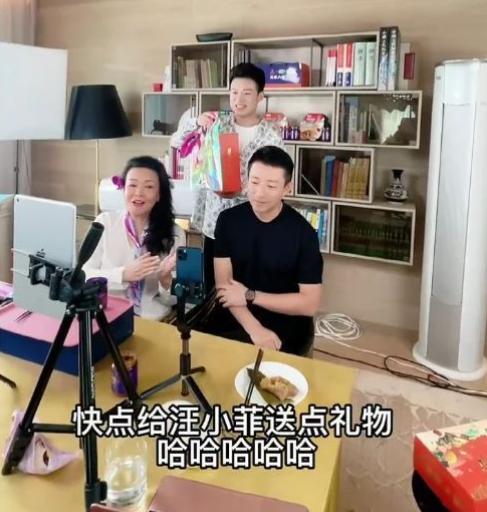 张兰为何落魄到开直播,张兰怎么从一无所有又翻身的