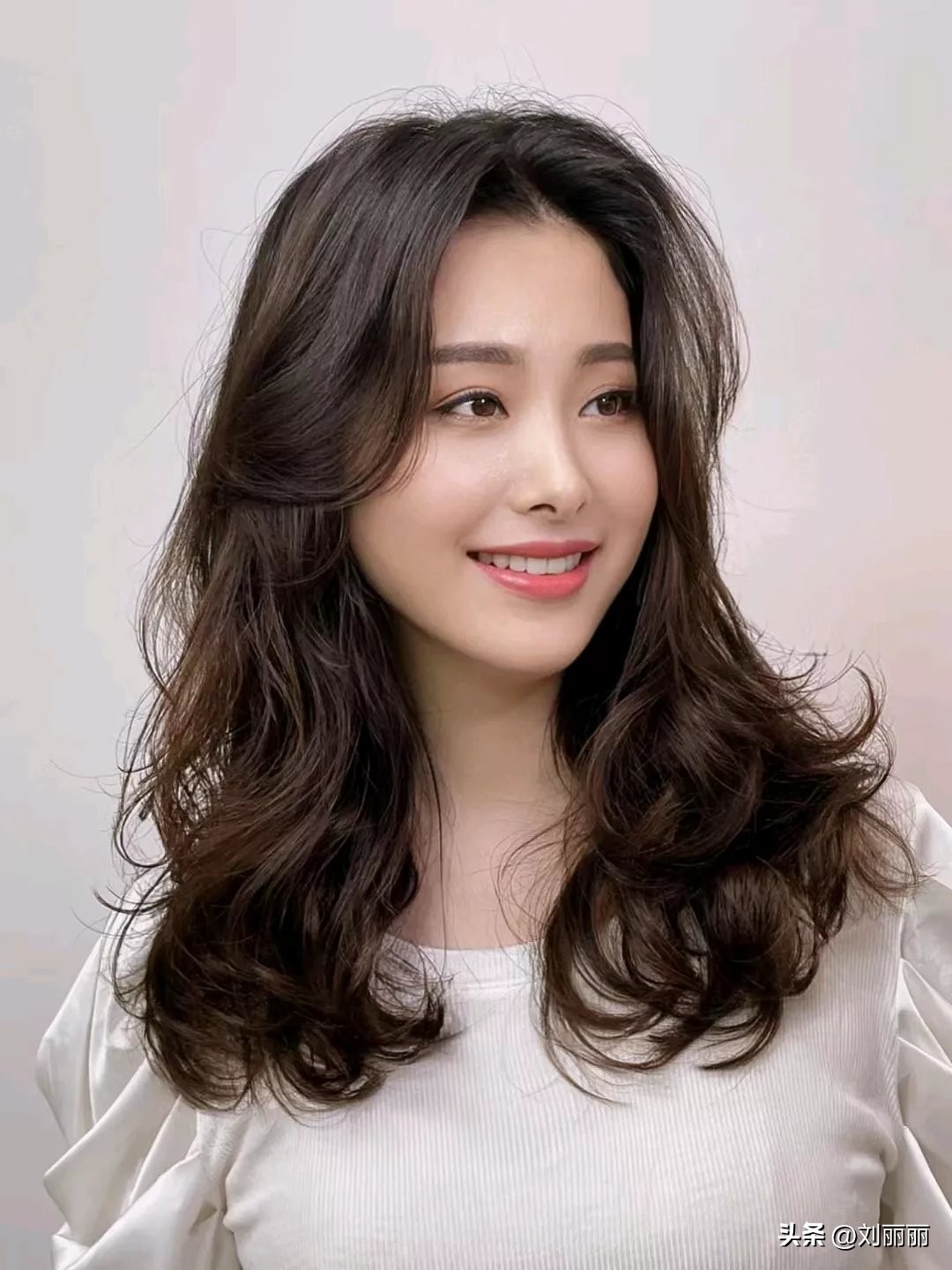 狼尾鲻鱼头锁骨发纹理烫女生,适合鹅蛋脸型的纹理烫短发