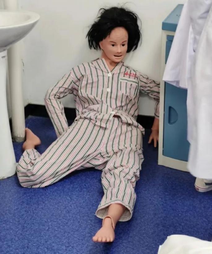 医学院“假人”火了,潦草中透着清澈的愚蠢,医学生:这是我本人