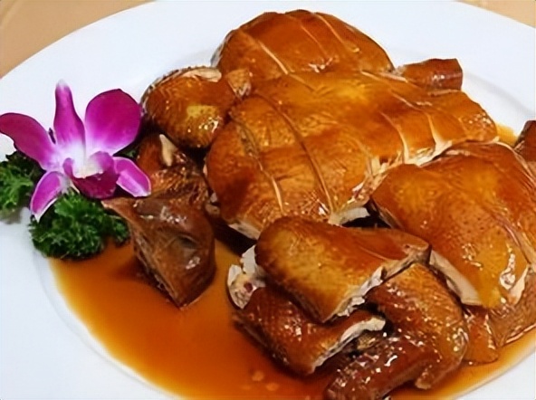 山坡养殖5000只鸡利润,自家果园散养上万只鸡