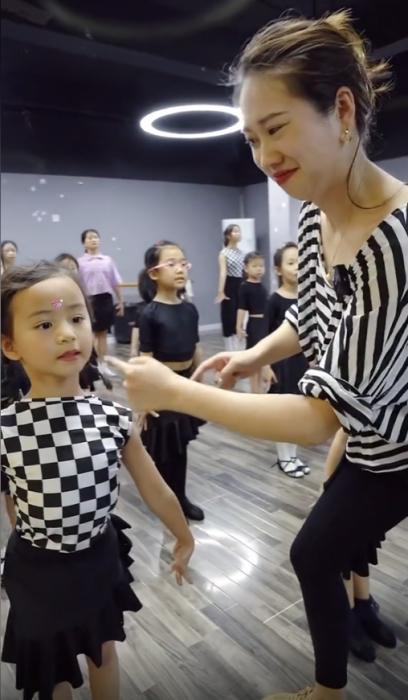 拉丁舞最火的老师教学直播间,最火拉丁舞老师教跳拉丁舞