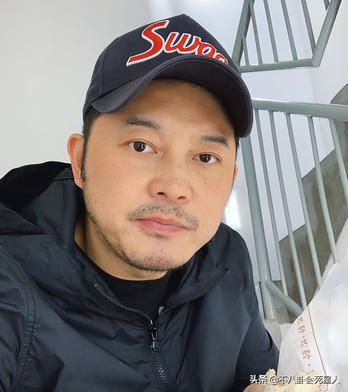 脸部垮掉的男人,脸部塌陷的男生