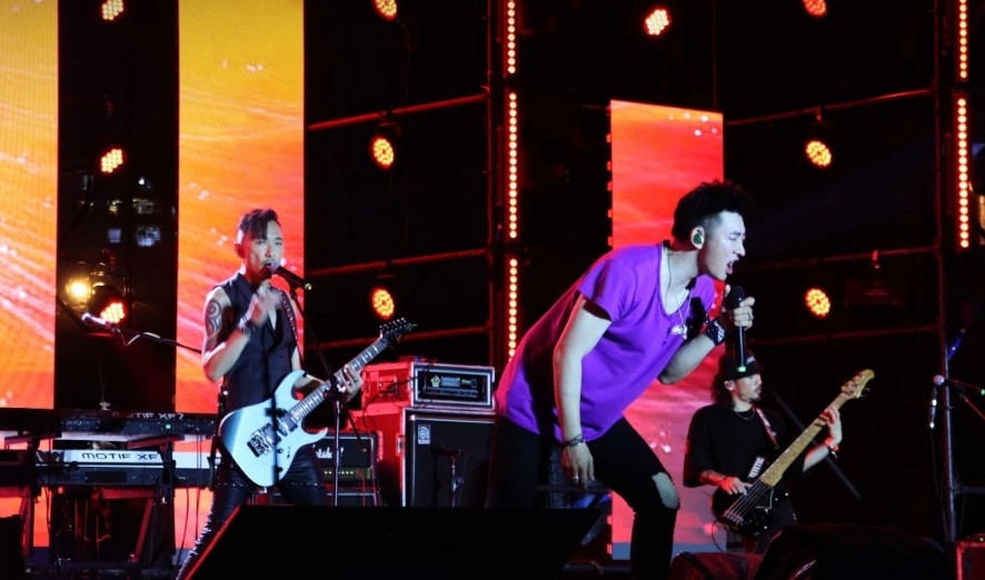 摇滚精神仍在，少年之心不死！信乐团上海演唱会与你一起Rockroll