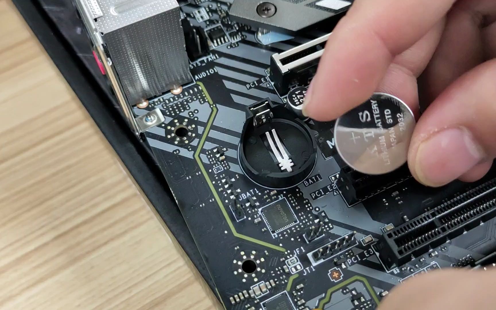 主板纽扣电池需要每几年换一次,主板上的电池一般多久更换