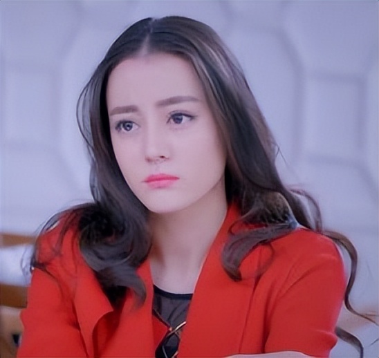 “金鹰女神”迪丽热巴:靠杨幂爆红,工作四年无休,沦为无戏可拍