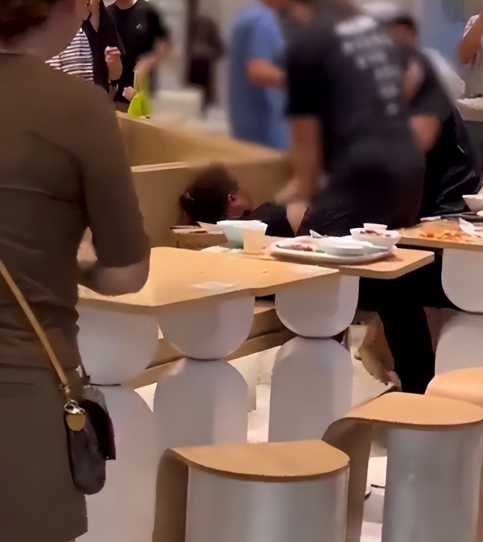 上海餐厅两女子为抢座用餐具互砸,上海一餐厅抢座扔餐具